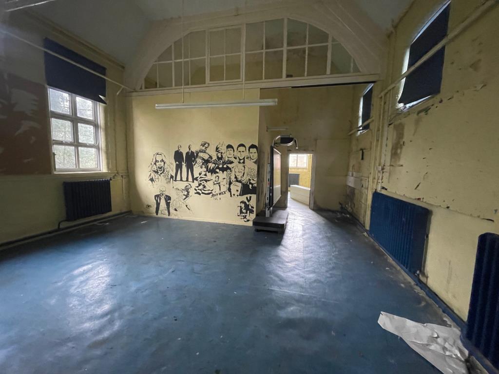 Lot: 5 - FORMER SCHOOL ON ONE ACRE SITE INCLUDING PLAYGROUND AND CAR PARK WITH POTENTIAL - Internal room 4
